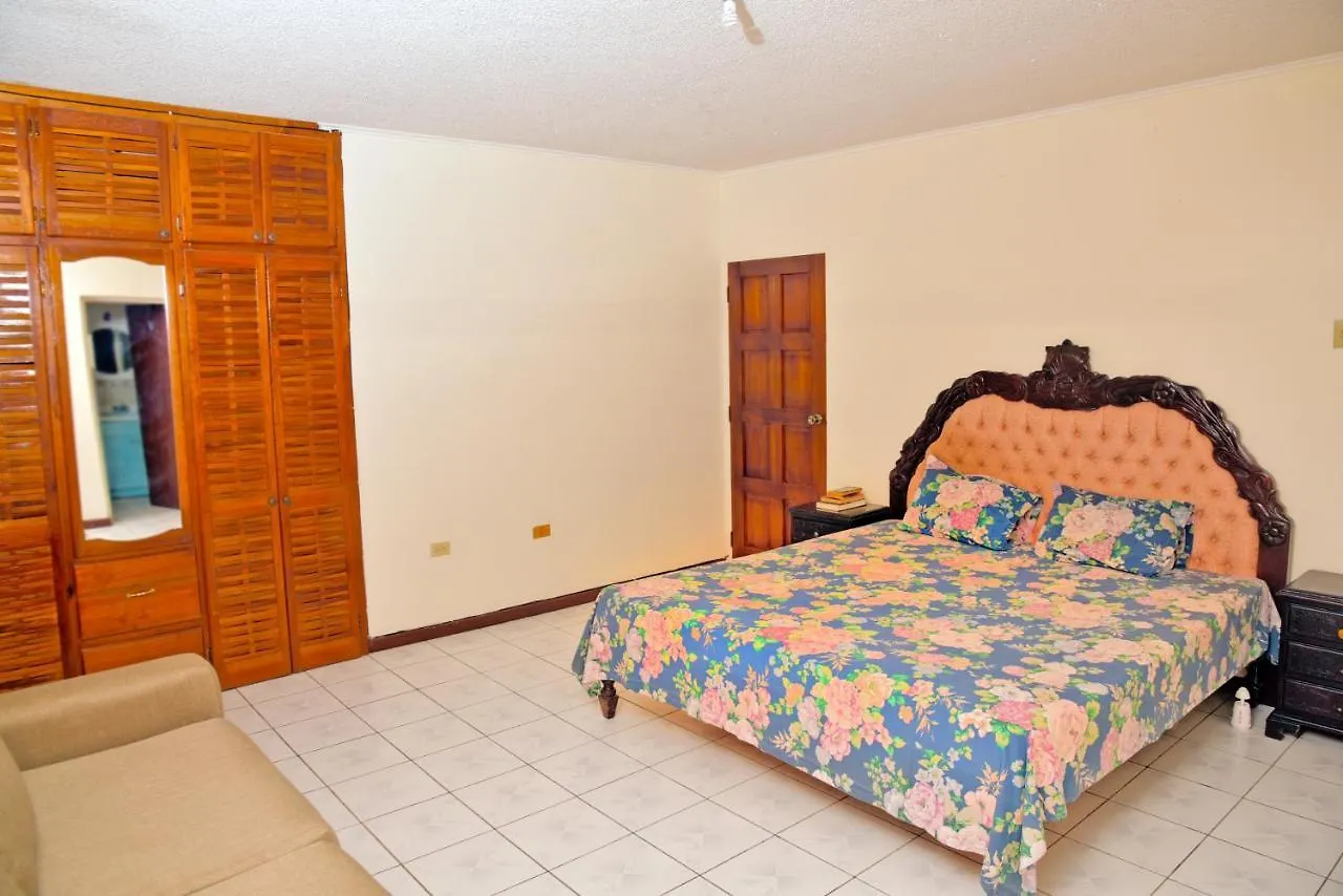 Suiteville In Mandeville Homestay